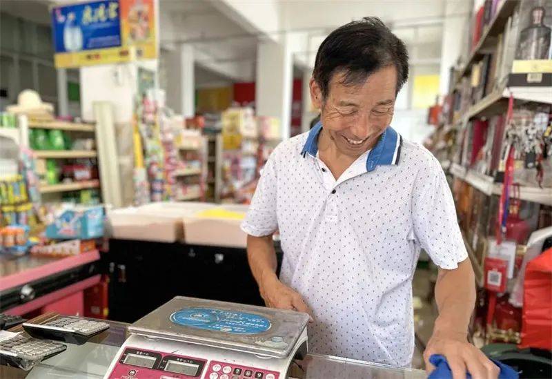 湖北省文明办供图小漳河村山高地偏,老人和小孩众多,王修德的超市是