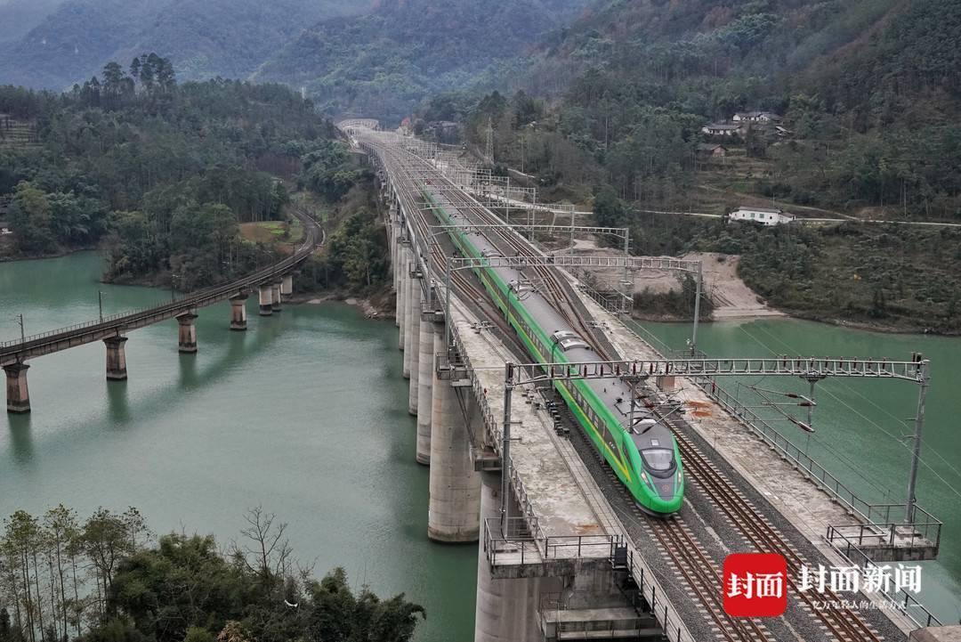 "五一"假期凉山"动力十足" 新成昆铁路经停西昌车次单