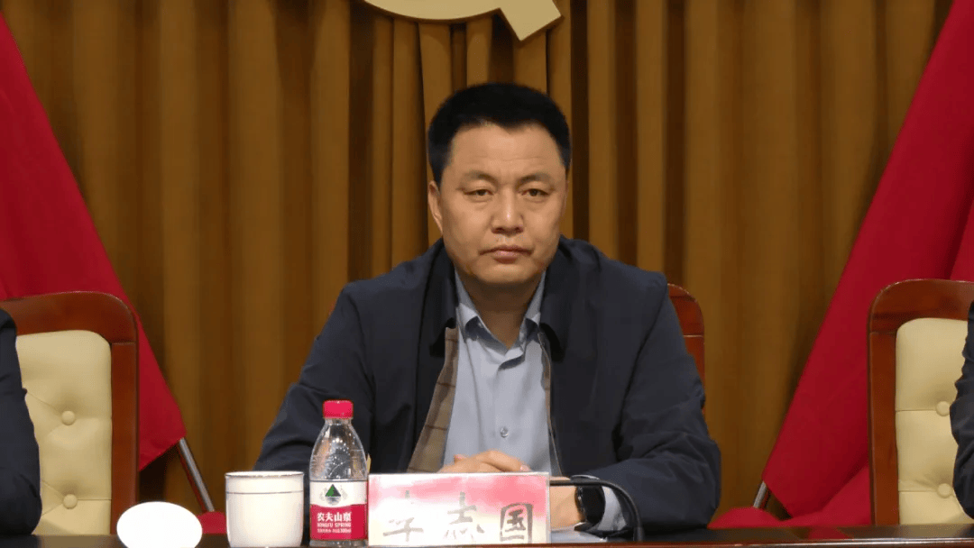 学生办公室主任,团委书记史诗和松山区教育局局长田吉庆进行合作协议