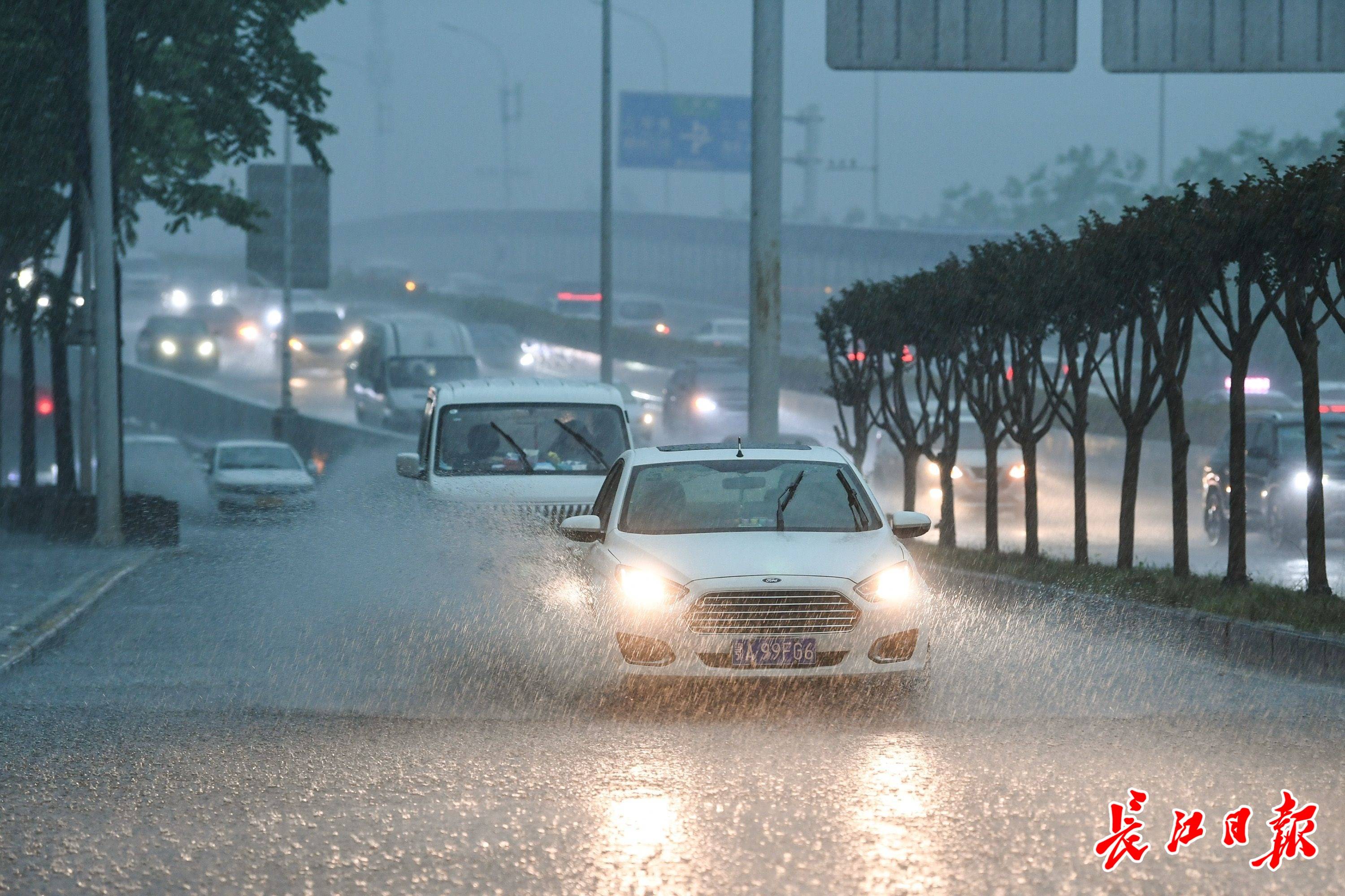 暴雨突降，白昼如夜_行人_倾盆大雨_史伟