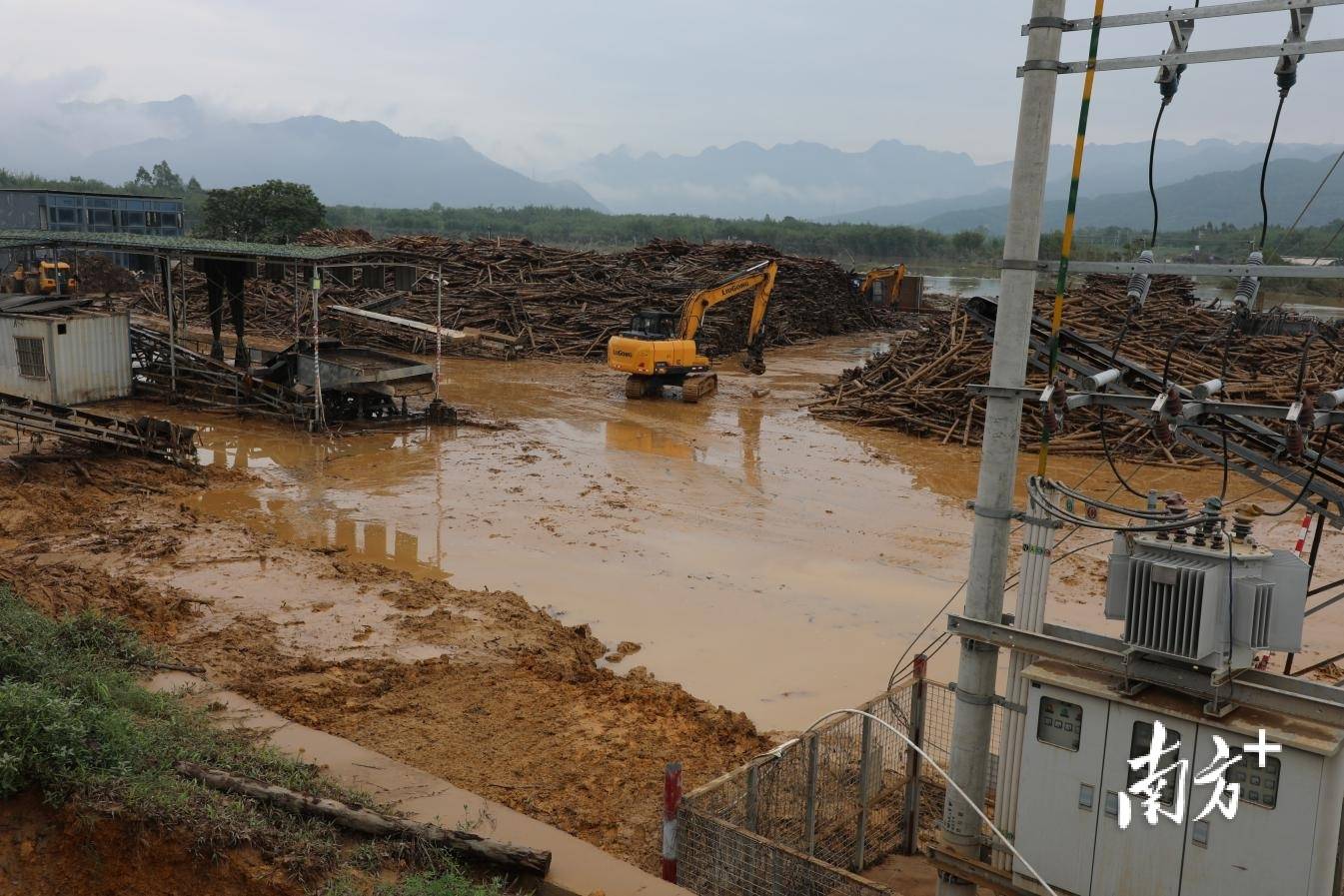 自汛期以来,英德市人武部领导多次前往浛洸镇,石灰铺镇,黎溪镇,大站镇