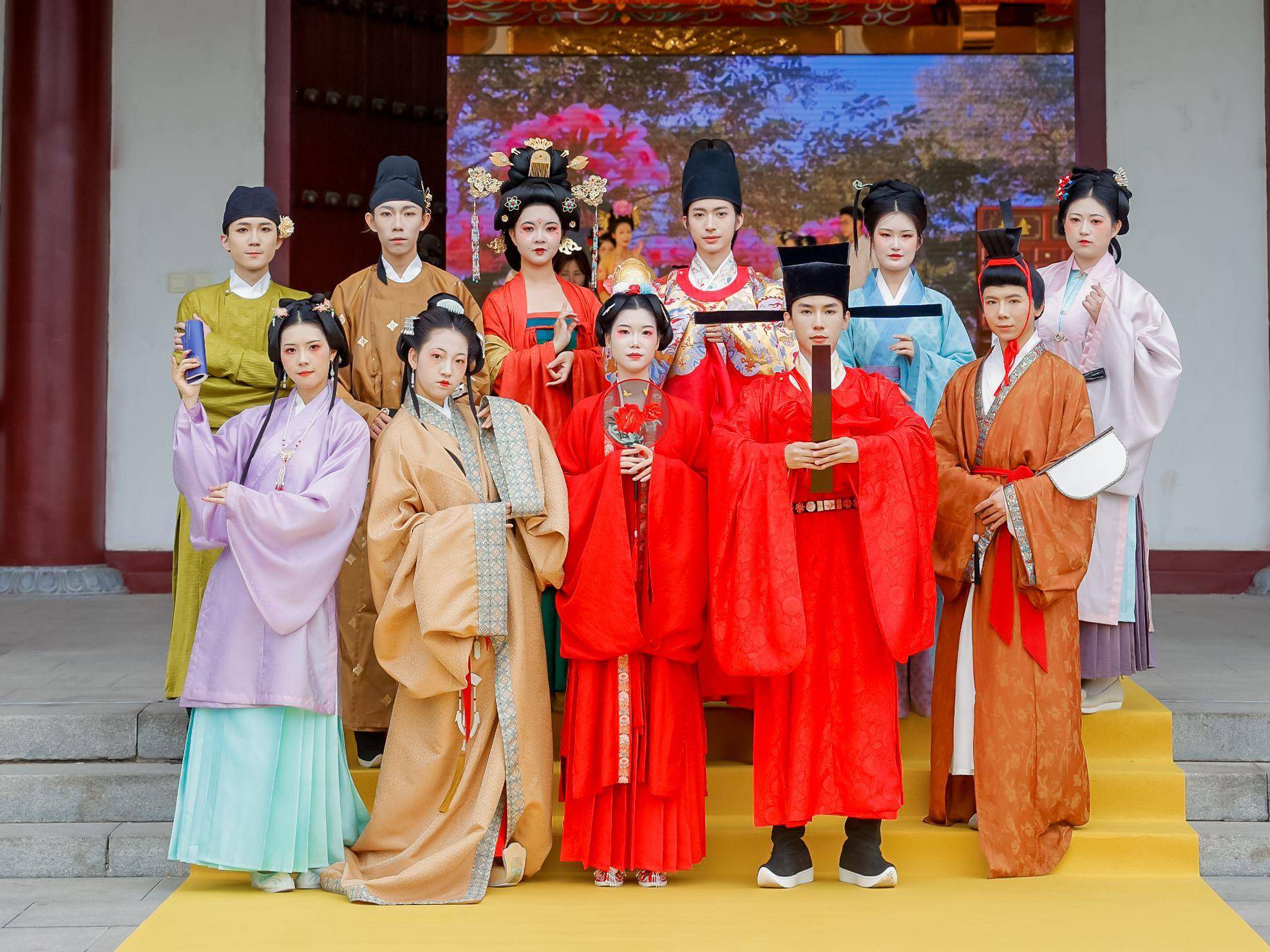 闪光青年有模young丨工科男变身服装设计师 想让人人都有一套汉服