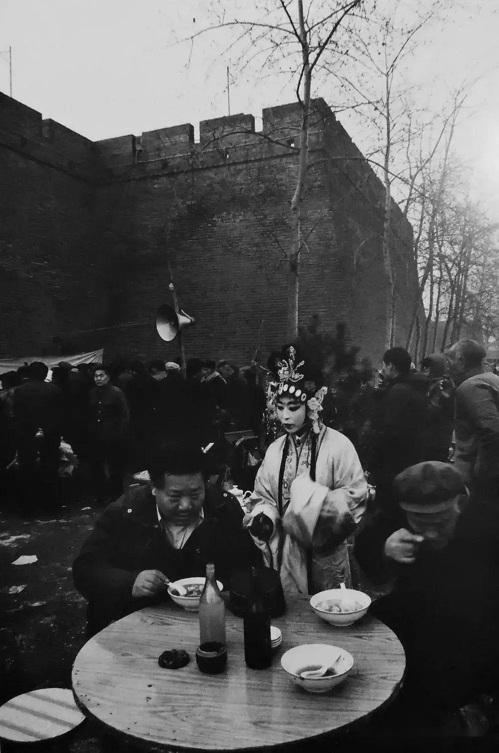 八十年代老照片:西安城墙下的戏班