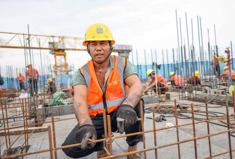 "五一"劳动者影像:农民工薪酬翻一番_儿子_工地_湖南