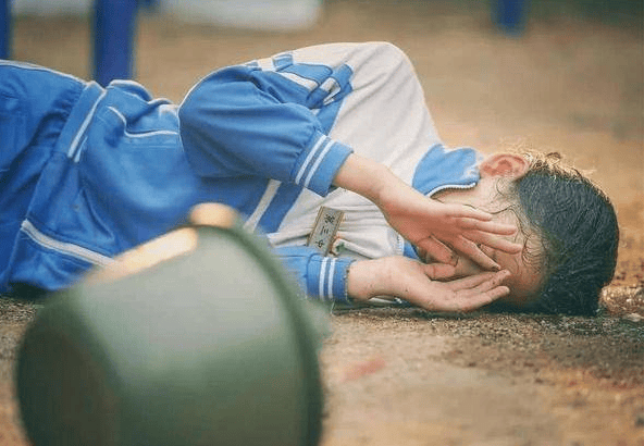 南宁一中学发生校园欺凌事件,女生遭同学殴打,脚踹,脱衣服