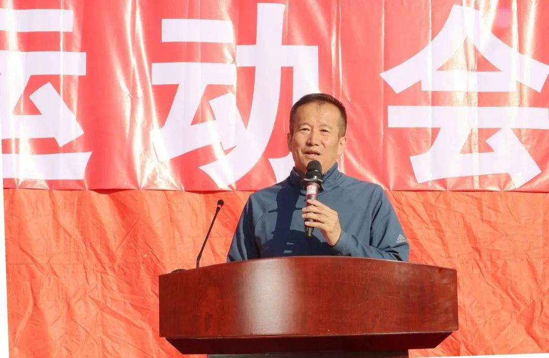 开幕式上,沙湾一中校长张广容为活动致辞,她指出,举办此次师生田径