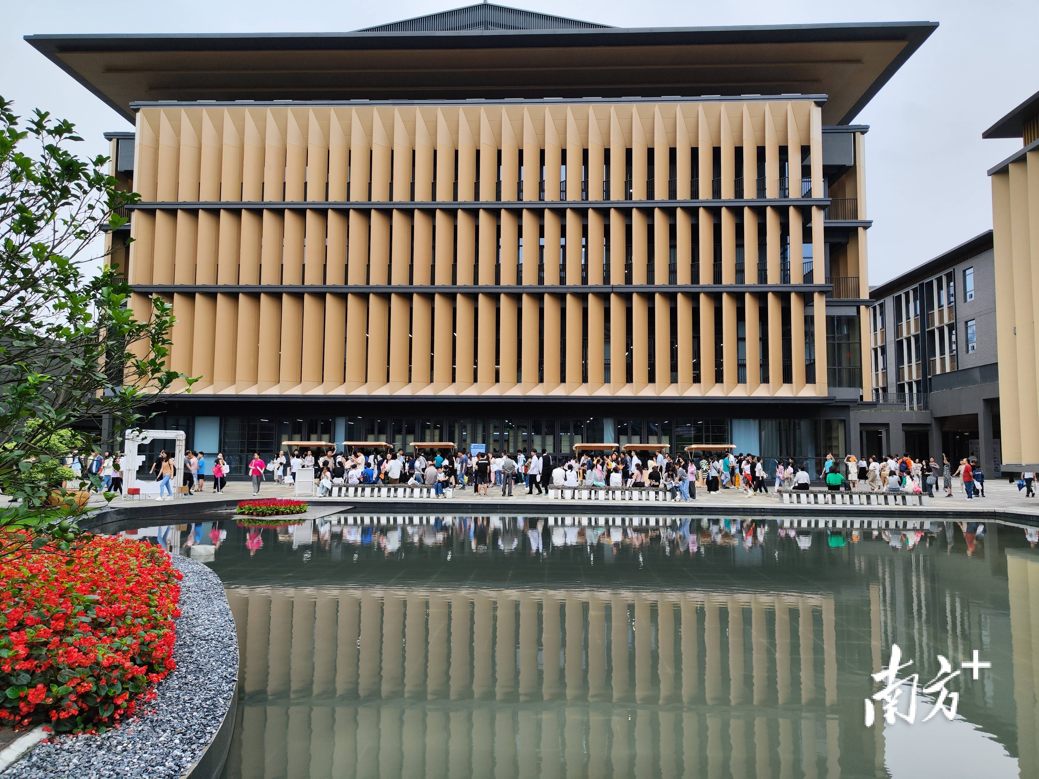 广东实验中学白云校区首招高一新生500人,超2万人进校咨询