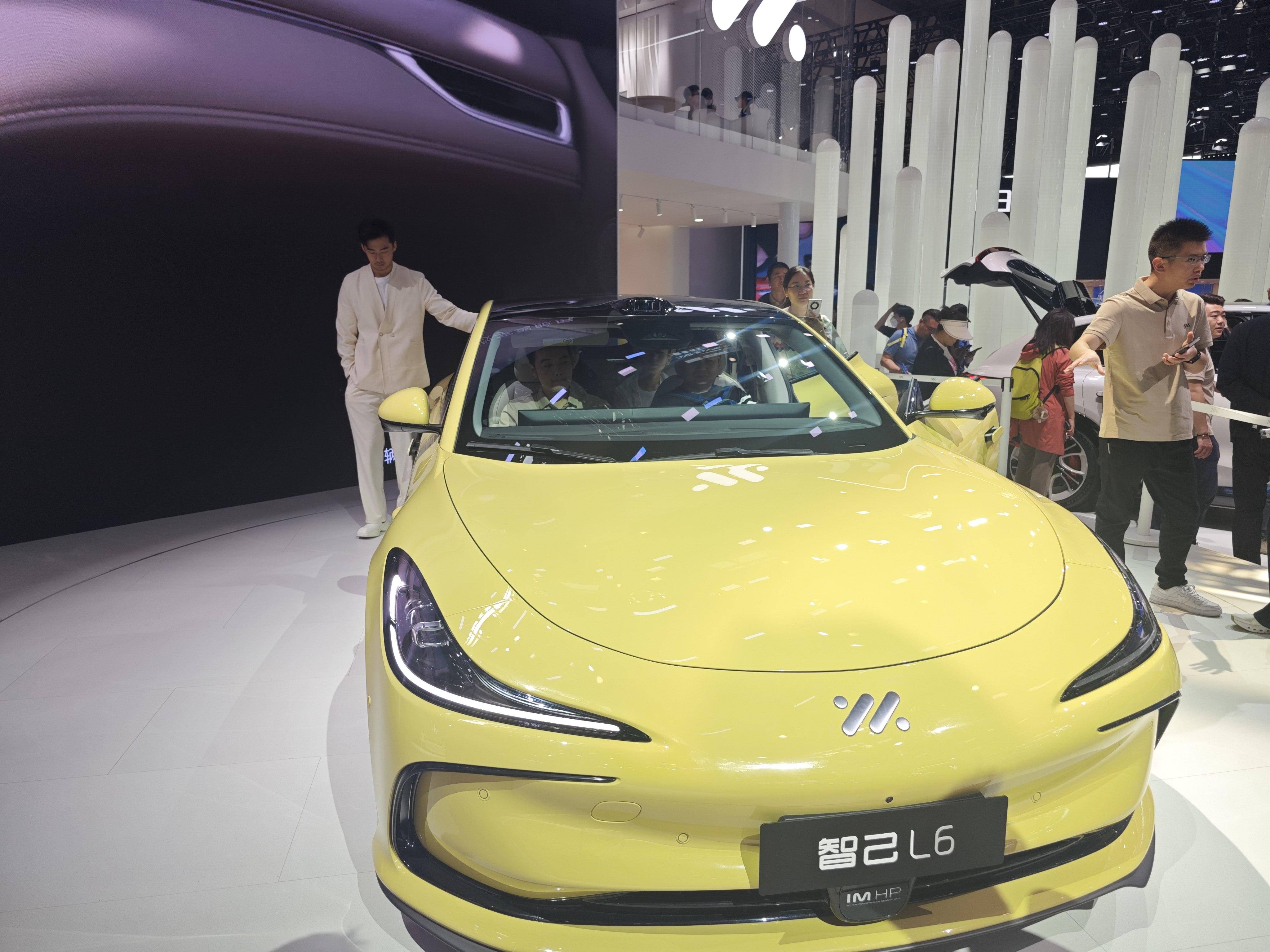 在智己汽车展台,新发布的新能源车智己l6不仅颜值"吸睛",在电池配置上