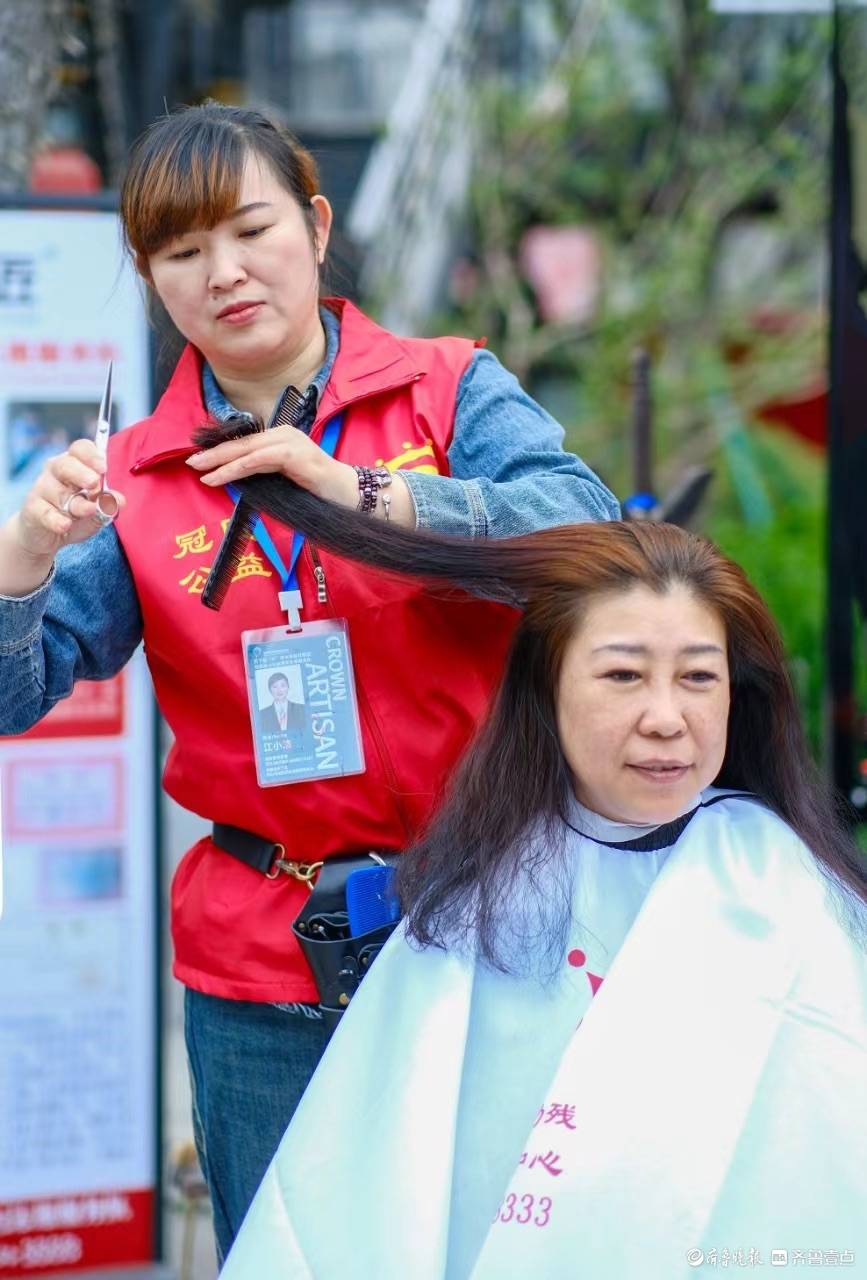 最美身影 | 泉城路边爱心理发