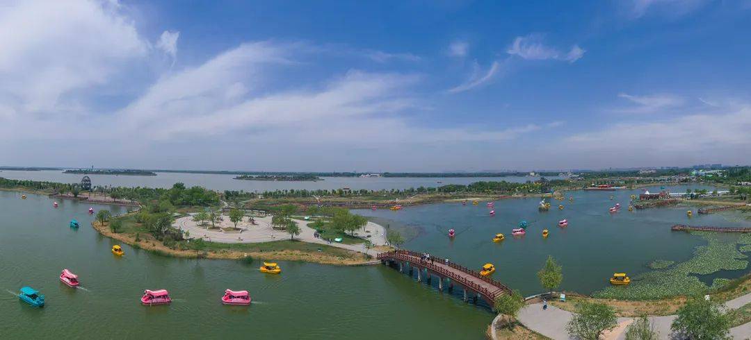 五一假期各地游客畅游衡水湖