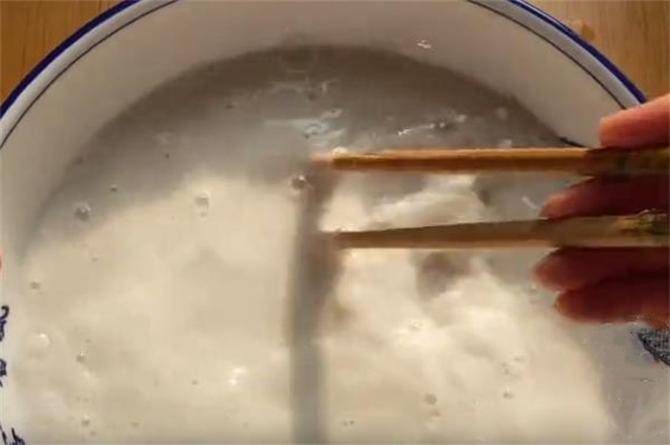 一碗淀粉，2碗水，倒进锅里搅一搅，教你在家做东北特色小吃炒粉