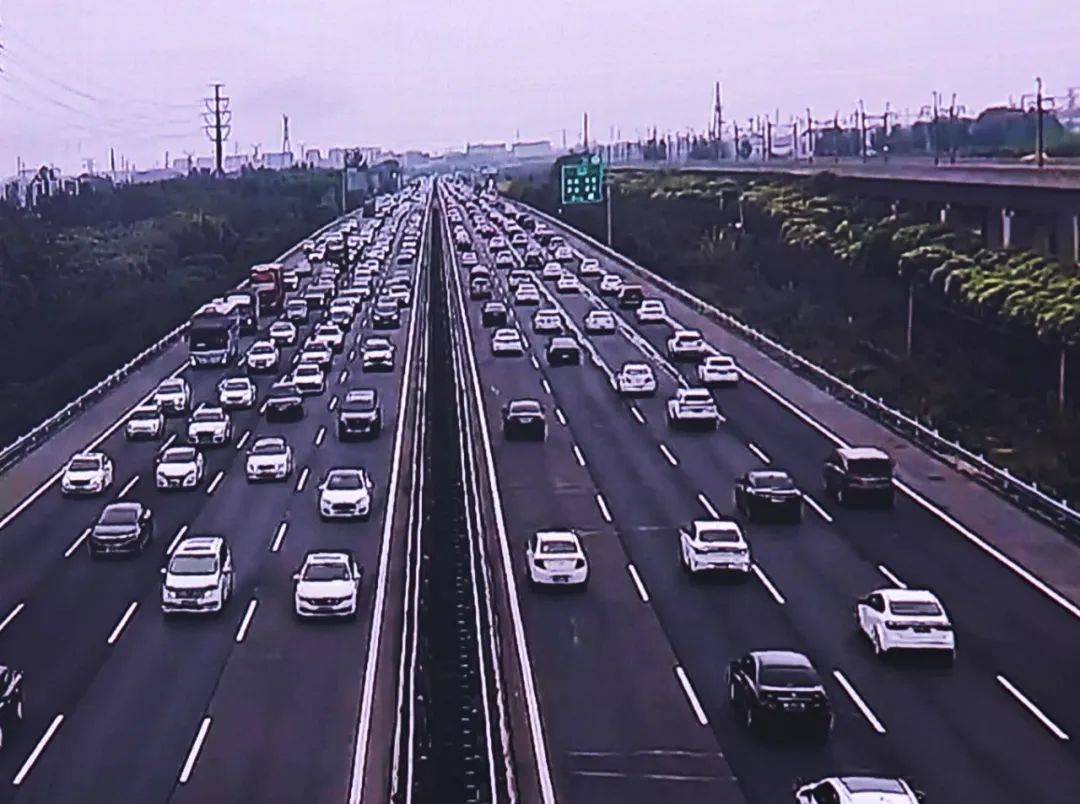 返程大车流与降雨叠加,切记错峰返程!