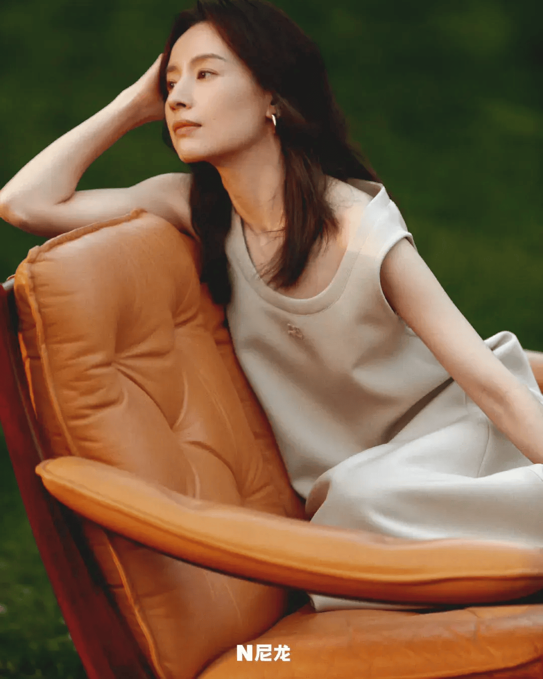 白色刺绣纱裙,美得好似一幅画.白色衬衫搭配短裙,秀出一双美腿.