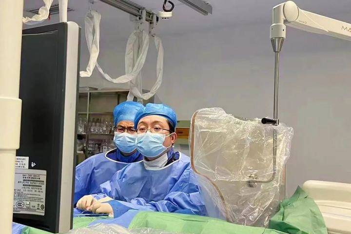 心内科病区副主任边昶为"先心"患者行微创介入手术,浙大二院供图在