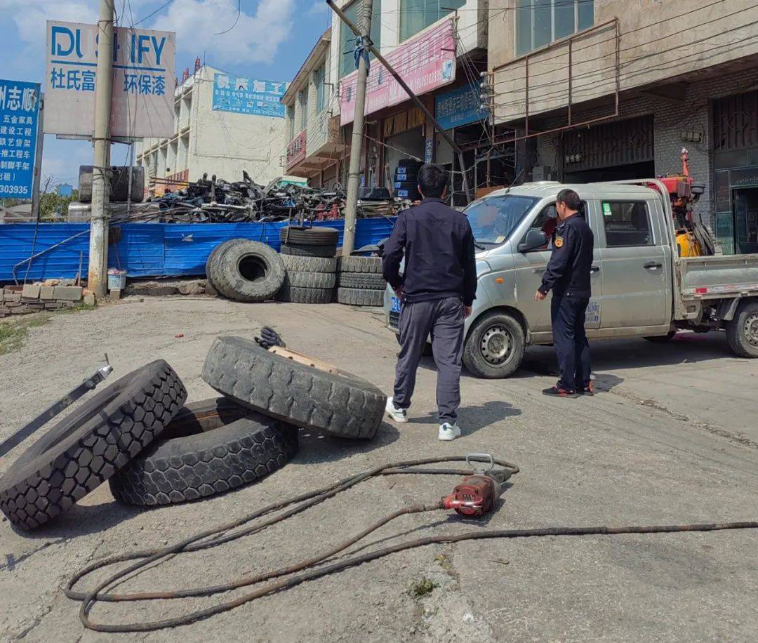 两河城管中队和旧铺居委会已对在路上补胎的店铺老板打好招呼,严禁在