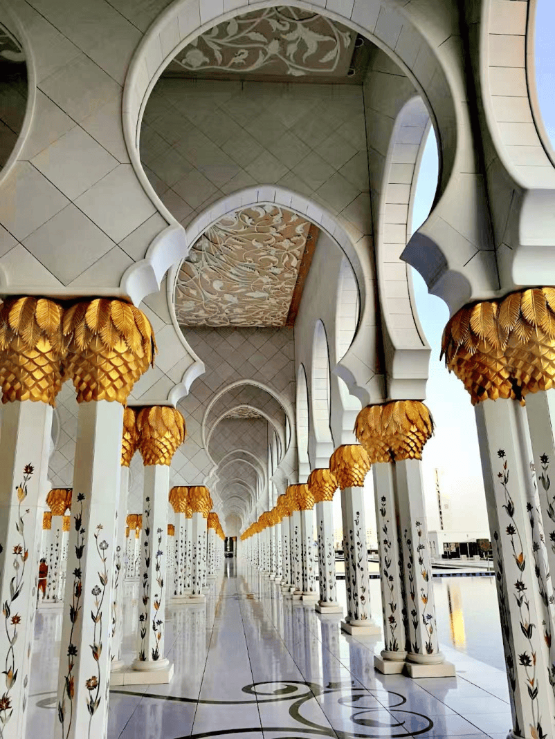 手工制作的精美绝伦的波斯地毯寺内拥有82个拱顶,1000根柱子可同时