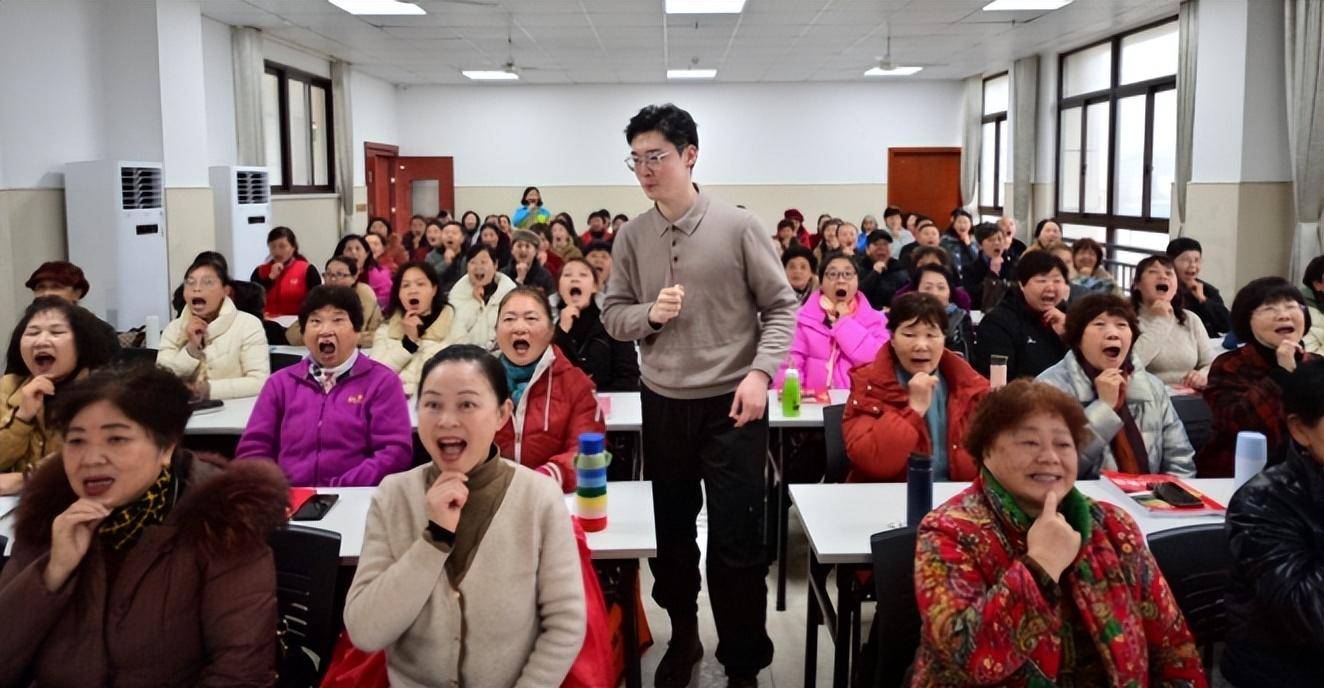江西好青年董福顺 老年大学里的明星教师