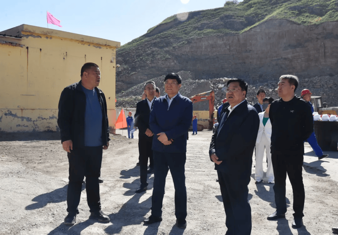5月7日,县委书记郭建雄深入开发区专题调研重点项目建设情况.