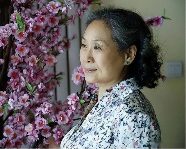 苇青:60岁被儿子带入演艺圈,73岁成"百亿老太",现在比儿子还红