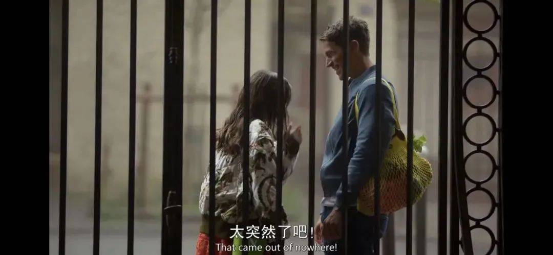 例句:when people are in trouble, hecomes out of nowhere.