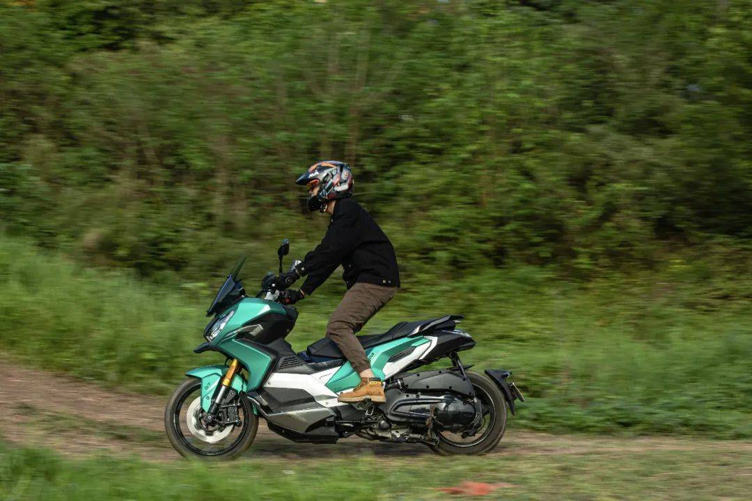 全能型多功能adv踏板,大踏板中的多面手——标致摩托xp400动态测评