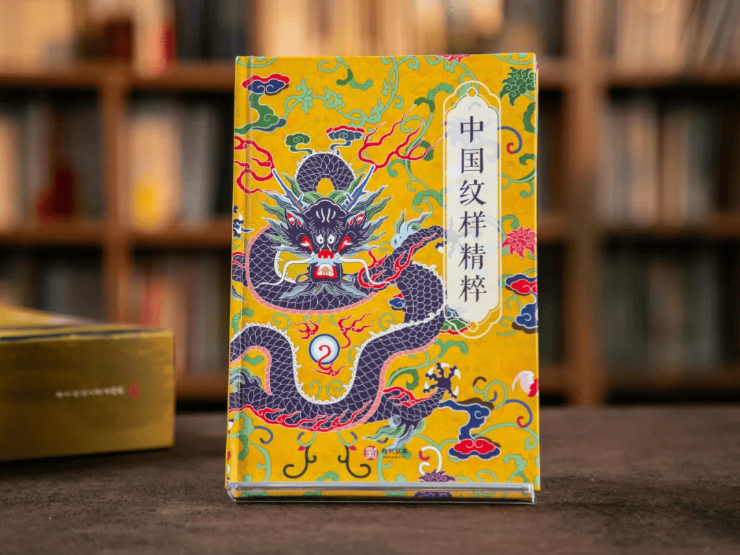 54岁王菲罕见晒全家福,冲上热搜:这个地方,她带女儿来了50次