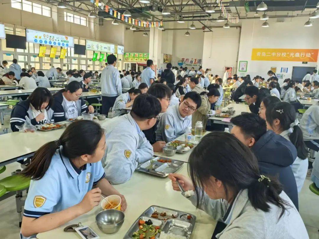 的到来,下了课的同学们怀着激动的心情,飞奔向食堂寻找自己的育人导师