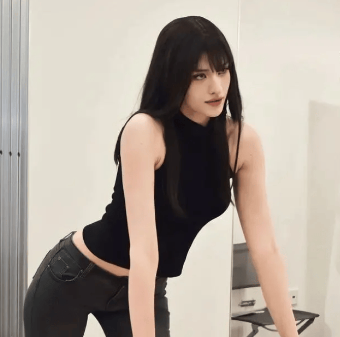 乌克兰185长腿美女上海公演,水下大秀曼妙舞姿,网友:身材不行