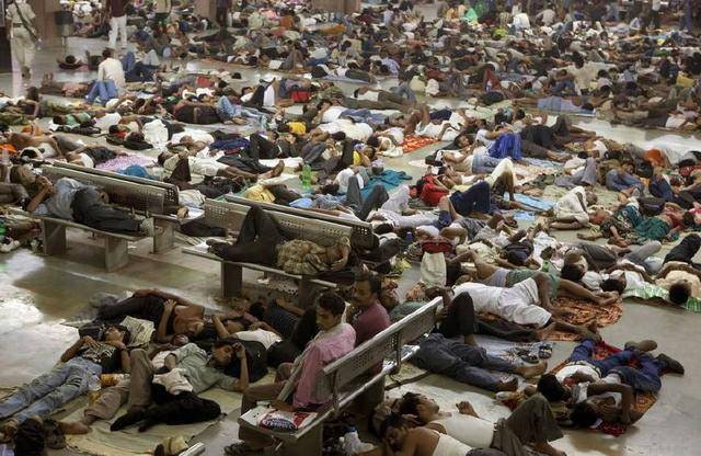 看看印度的火车站,再看看国内的,你就知道之间差距有多大了!