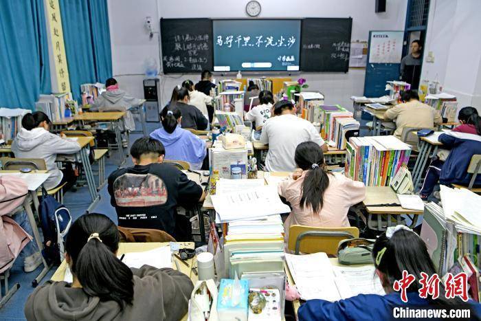 安徽淮南:高三学子备战高考_复习_陈彬_课堂