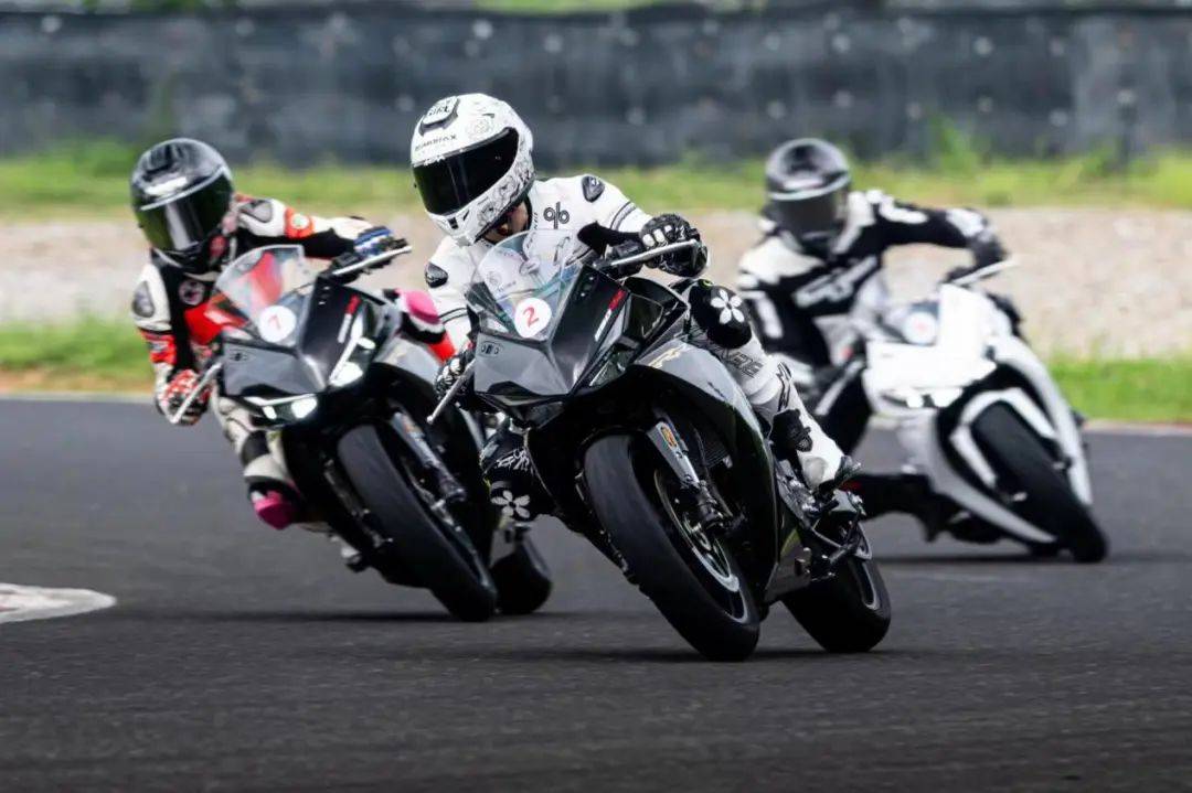 但qj和凯越这两年参加的国际摩托车赛事与上述历史大不同!