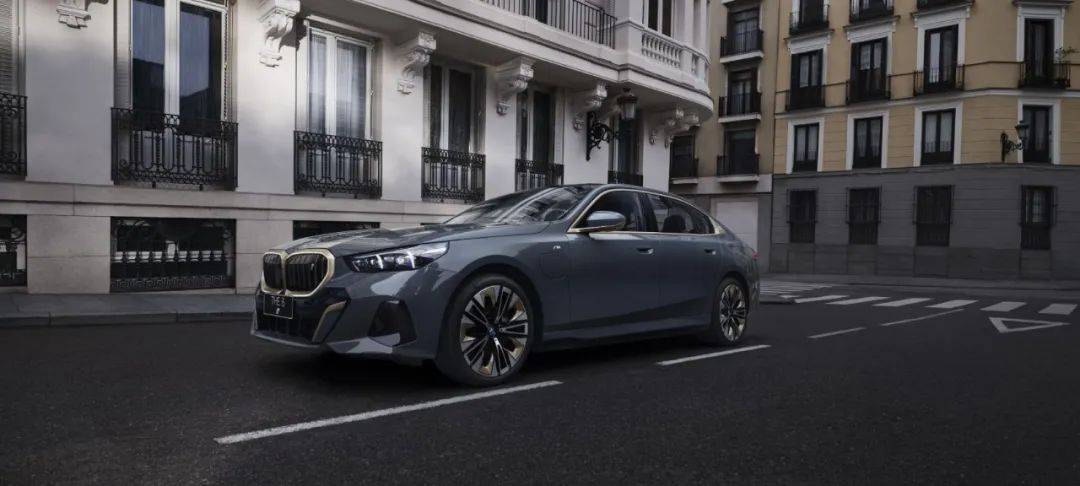 华晨宝马第600万辆整车下线!磨砂纯灰色创新纯电动bmw i5!