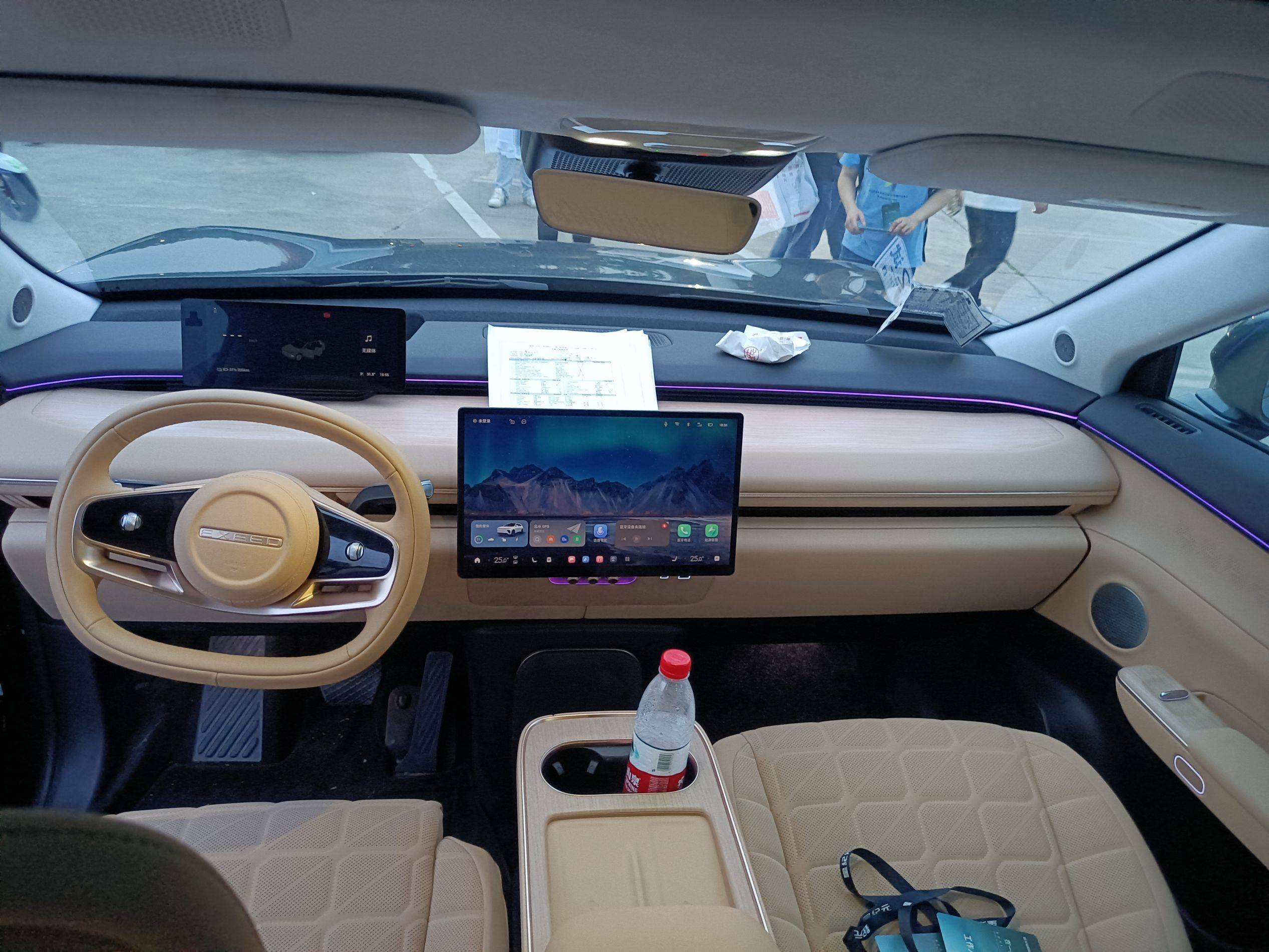 的贯穿式尾灯设计,点亮之后辨识度极高,车尾下方凹凸的折痕更显层次感