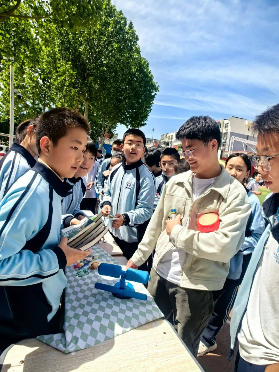 保定十七中第十六届外语节活动之跳蚤市场嘉年华义卖