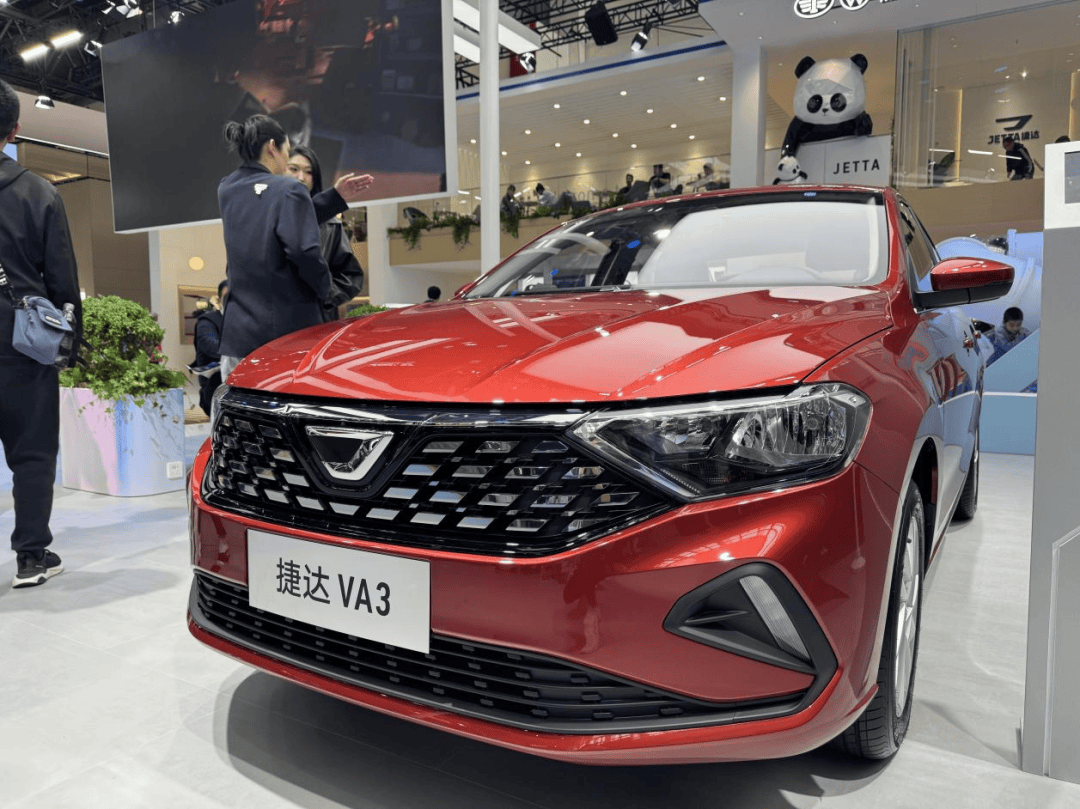 捷达展台另一款人气车型,同时也是捷达旗下的首款家用轿车——va3也
