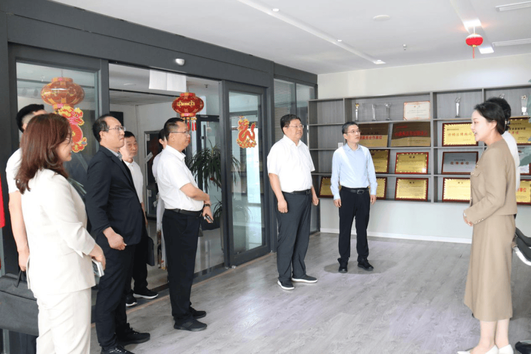 省司法厅党委委员,副厅长鲁建学一行到我市调研指导律师工作
