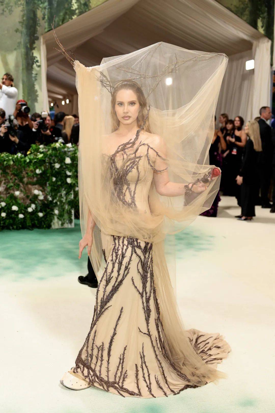 2024 met gala"时间花园"主题红毯精彩纷呈,爱马仕呈现cha06ne d