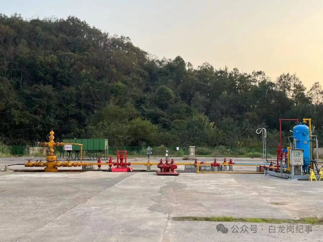 2辆可装载5000立方米cng天然气槽车静静地停在一旁