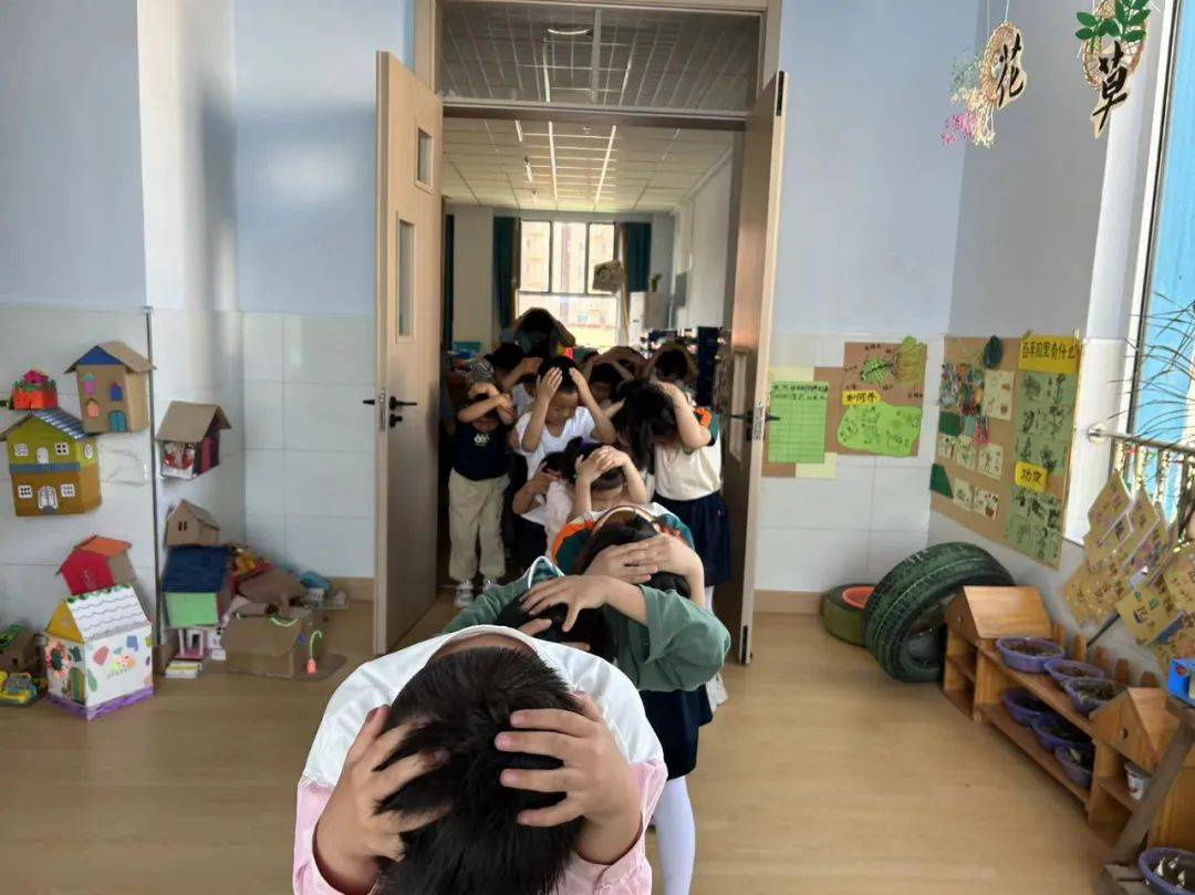 防震记于心 安全践于行—万荣县五一幼儿园防震应急疏散演练活动_地震