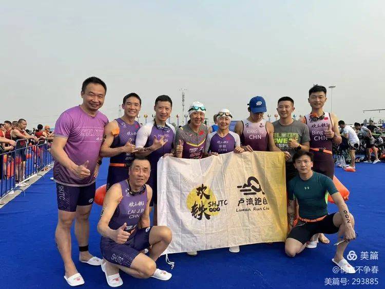 参赛选手多达680余人,一大早超大的换项区已是乌泱泱的自行车和运动员