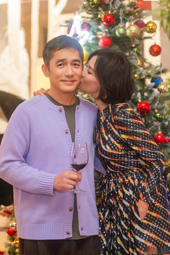 刘嘉玲梁朝伟游巴黎,61岁伟仔花毛衣留光头,59岁刘嘉玲好年轻