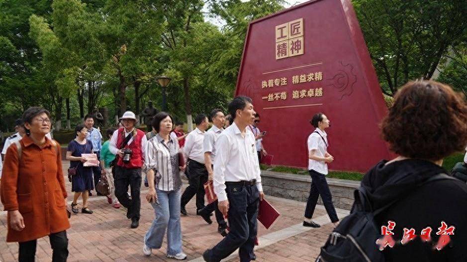 武汉首座劳模工匠文化公园全面开放