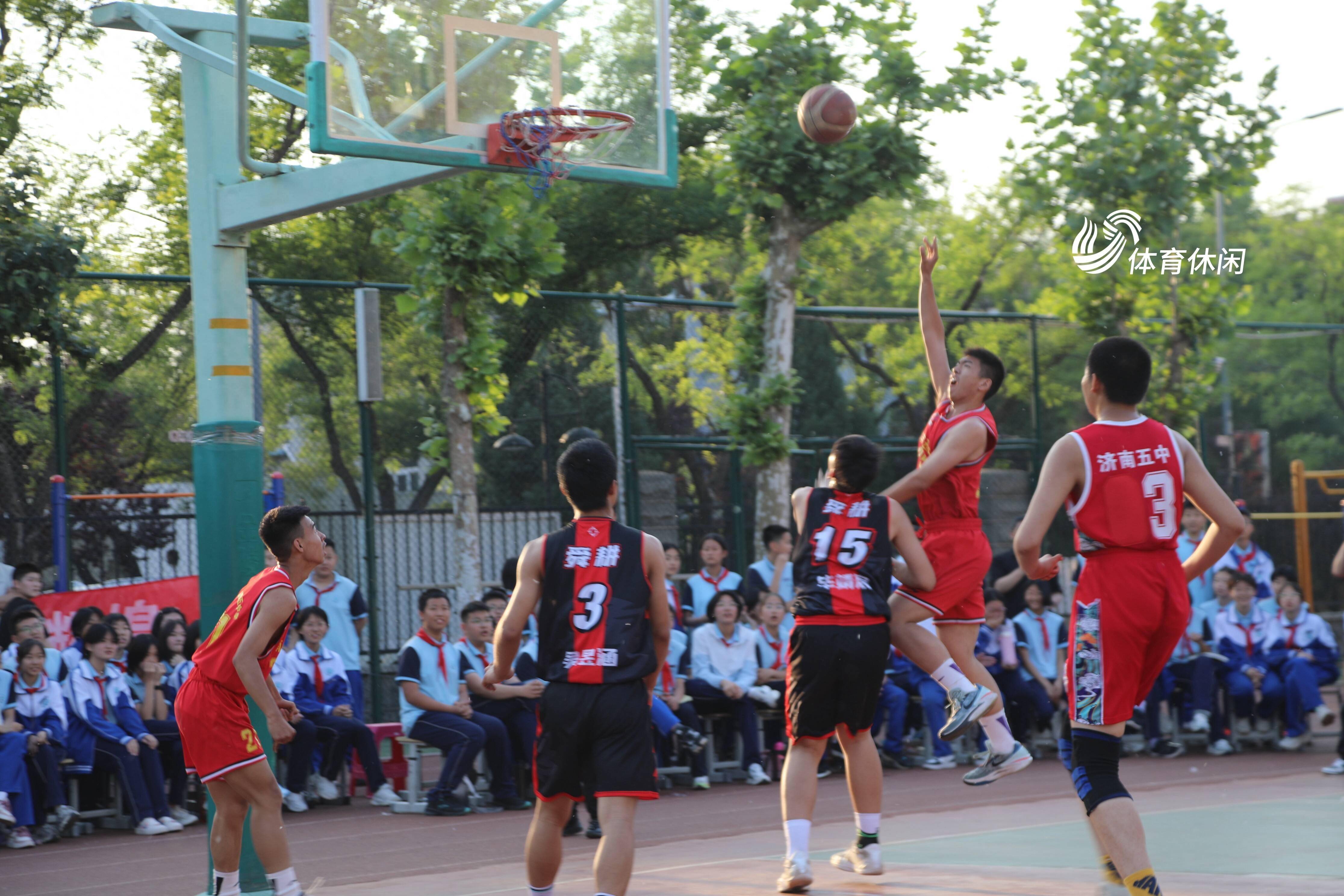 济南市校园篮球联赛精英赛四强赛今天下午在舜耕中学打响,在男子初中