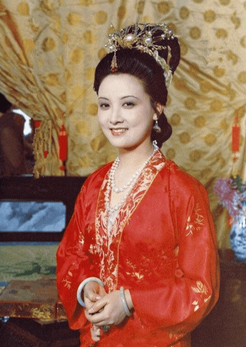 不生孩子也要倒贴张国立,这是邓婕的"算计",还是"小三上位"的代价?