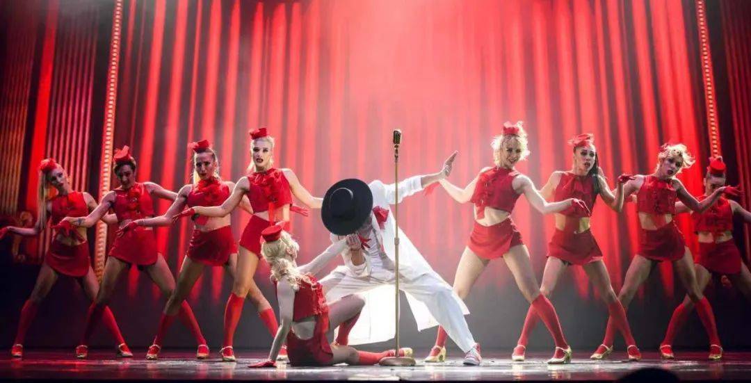 尽管不在舞台c位,但为天王天后伴舞也并非一件易事.