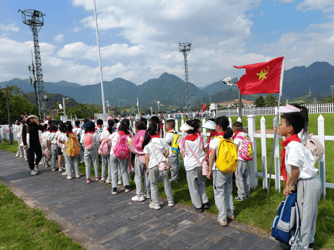 【尚雅61小体验大教育】实验小学二年级学生走进气象局