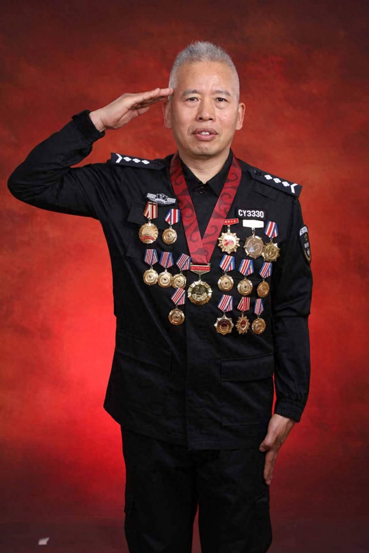 傅秋峰是北京市公安局朝阳分局呼家楼派出所的一名辅警队长.