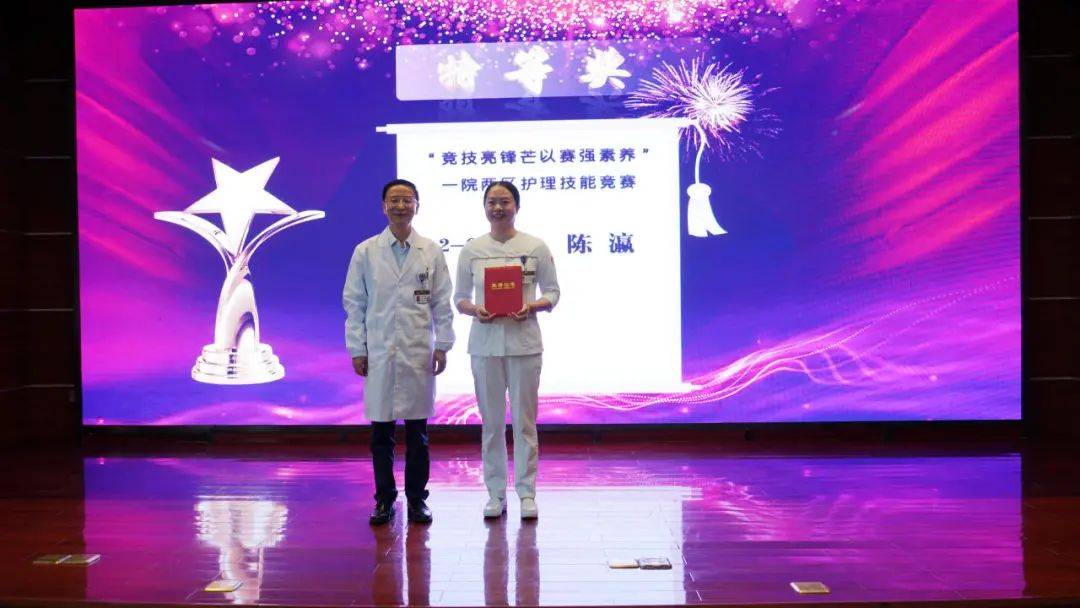 由我院青年男护士以一场充满活力的动感舞蹈《无价之护》惊艳了全场.