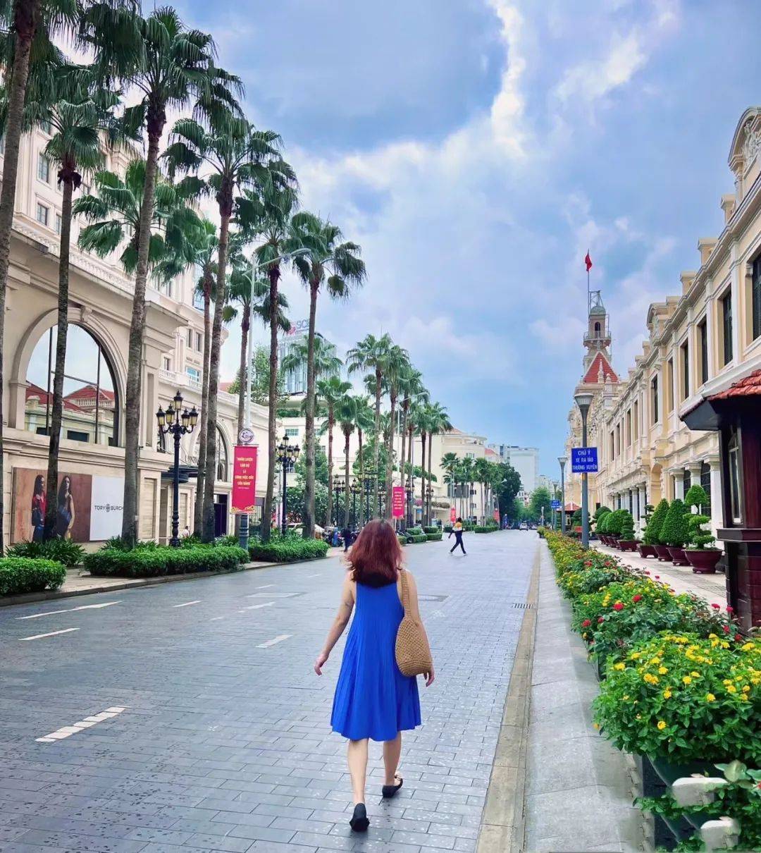 慢慢旋转的吊扇,潮湿阴郁的房间.露出小蛮腰的奥黛,凄婉缠绵的情爱.