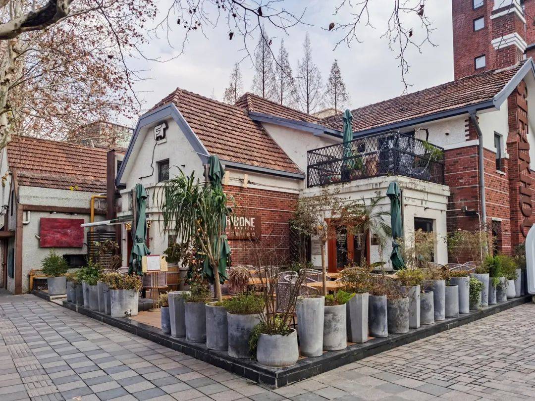 愚园路更新的核心特征是通过历史文化与景观价值的结合实现了街道商业